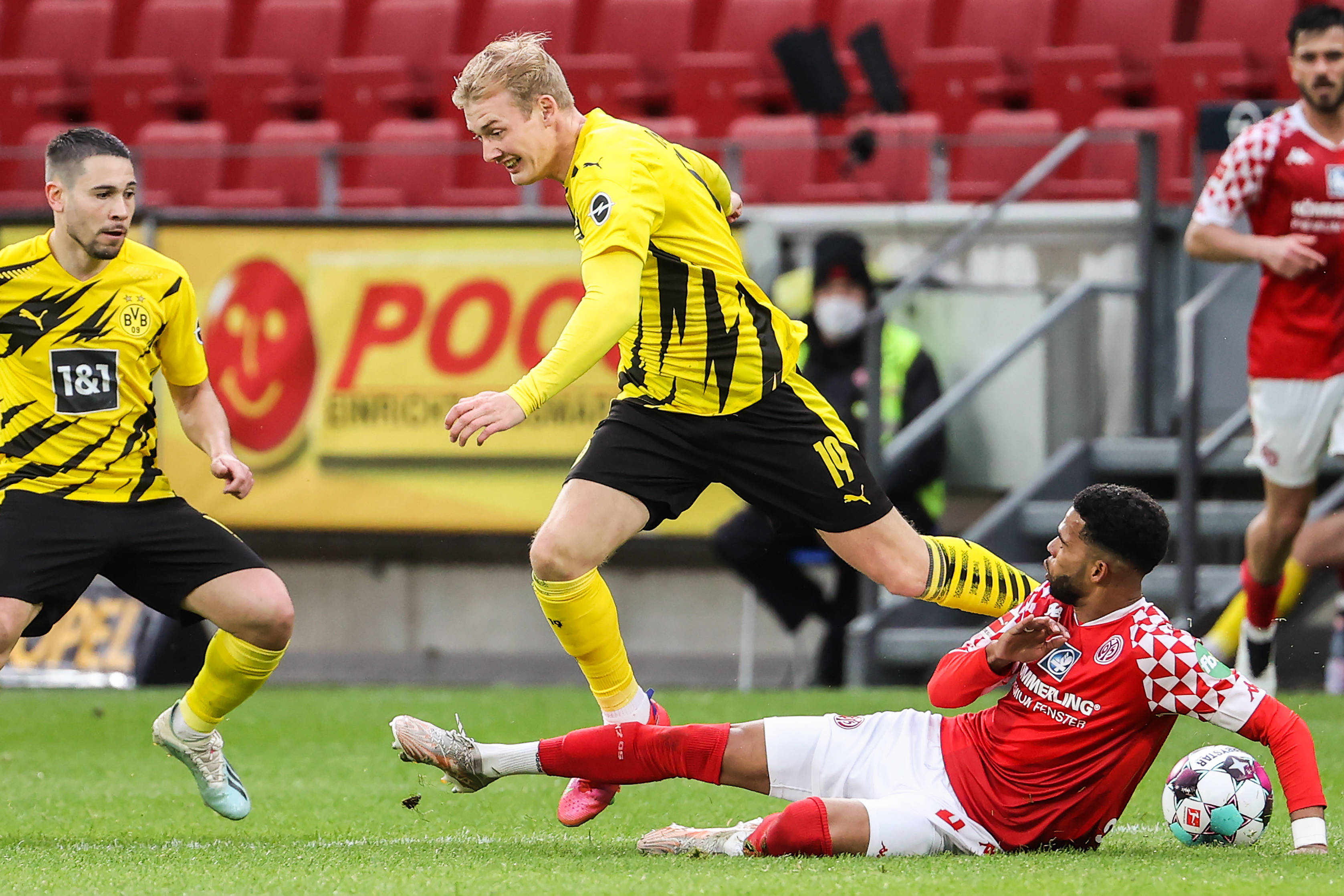 多特蒙德狭胜晋级,冲击联赛冠军势不可挡的简单介绍 多特蒙德狭胜晋级,冲击联赛冠军势不可挡的简单介绍